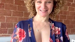 MILF Merce Applies Body-milk Cream All Over Her Body, Completely Naked