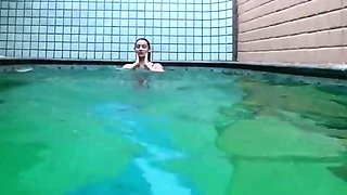 Linda morena casada adora se exibir na piscina do