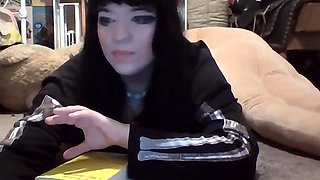 Brunette solo masturbation on webcam