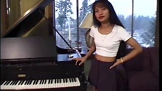 Sexy Lynn gets her pussy licked by a pianist