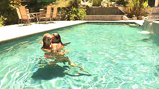 She puts her hand on her pussy in the swimming pool