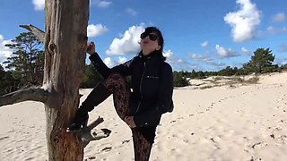 Amateur MILF Wanilianna Pissing in Stockings Outdoor Fetish Game on Dune