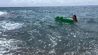 Relaxing Sound of Waves with Crocodile Bouncing and Inflating