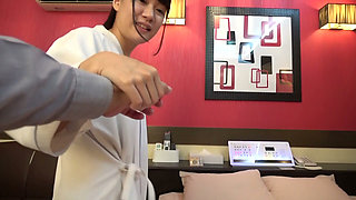 A196F08 Intimate at a love hotel with a pure, innocent-smiling girl! Sex with a bold, sexy older man and a bold erotic girl in a close-up shoot!