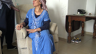 Turkish mature cuckold wife lets african immigrant cum inside her mouth