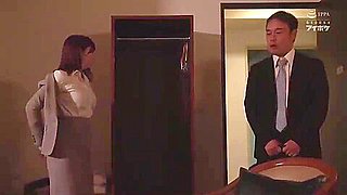 06829 Beautiful office lady sharing a room