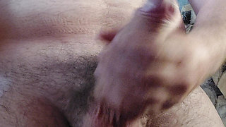 Fast handjob huge cumming !