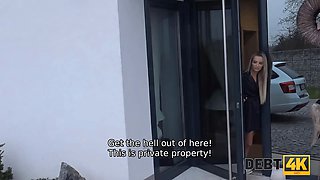 Debt4k. bank employee cheerfully stretches trampy blonde debtor on the couch