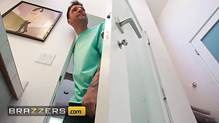 Brazzers - Alex Legend fights with celibacy when busty Gigi Dior emerges looking enticing