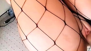 Namorada com um corpo perfeito recebe uma gozada na boca