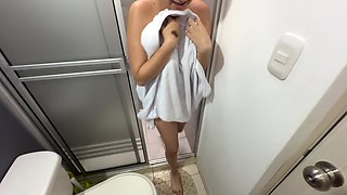 I'm Going to Take a Shower and I See My Exciting Stepsister Naked, I Get Horny and End up Fucking Her Juicy Vagina