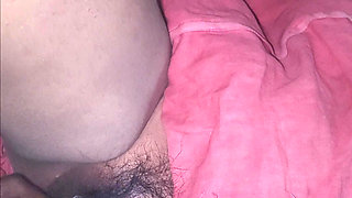 Desi hot bhabhi romantic munda mein dalwa rahi rahi hai.