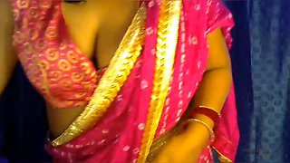 Hot desi sexy young girl tries to show boobs with pleasure.