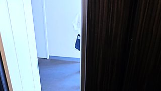 色白もちもちお尻JKのエレベーター接近盗撮