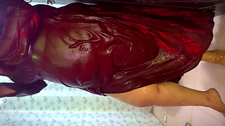 qabl aliastihmami, yumaris aibn alzawjat aljins mae zawjat 'abih almisriat 'amam alhamam eindama yakun waliduh kharij almanzili.