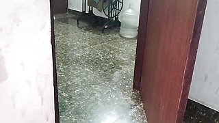 Bhabhi ko bur chod kar paani nikala
