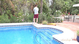 Sultry Spanish MILF Linda Del Sol Seduces the Pool Boy