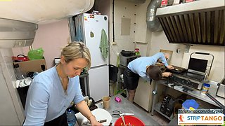 dirtypub Erotic display at stripTango