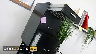 Brazzers - Savannah Bond gets her arms to work on the maintenance guy's Big Cock at the office