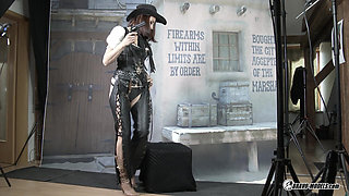 Victoria Daniels - 404 - Photoshoot Backstage