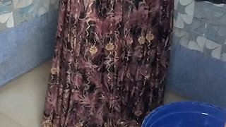 Hot pushpa bhabhi bathroom me boobs ko sahla rahi