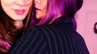 Amateur brunette double toying on webcam