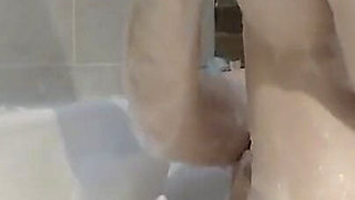 Waiting for a big and hard dick with me in the bath