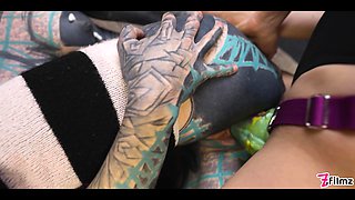 Miss Flora dominates Anuskatzz's pussy